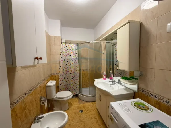 Tirane, jepet me qera apartament 1+1 Kati 1, 55 m² 650 € (RRUGA E BARRIKADAVE)