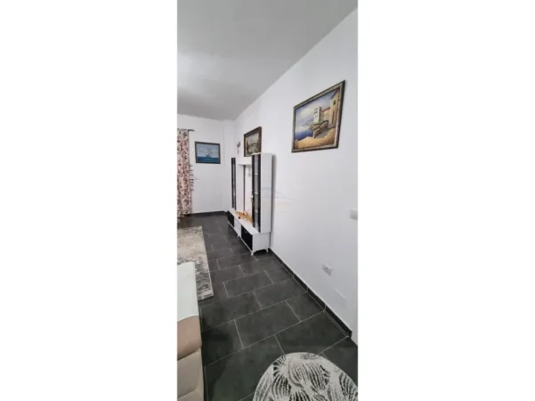 Tirane, jepet me qera apartament 1+1 Kati 2, 72 m² 450 € (FRESK)