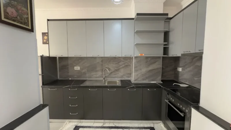 Tirane, jepet me qera apartament 2+1+2+ Parkim, Kati 1, 98 m² 550 € (Rruga 5 Maji)