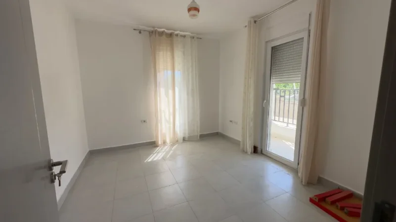 Tirane, jepet me qera apartament 2+1+2+ Parkim, Kati 1, 98 m² 550 € (Rruga 5 Maji)