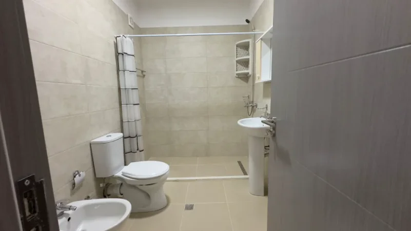 Tirane, jepet me qera apartament 2+1+2+ Parkim, Kati 1, 98 m² 550 € (Rruga 5 Maji)