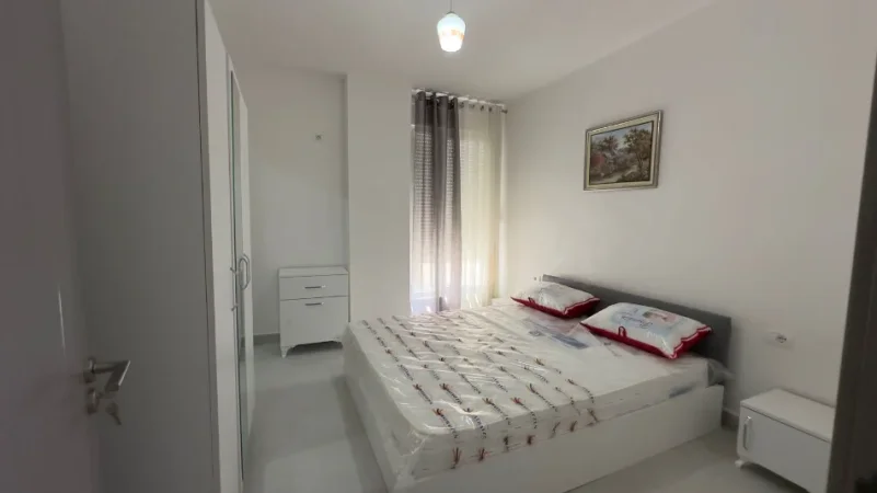 Tirane, jepet me qera apartament 2+1+2+ Parkim, Kati 1, 98 m² 550 € (Rruga 5 Maji)
