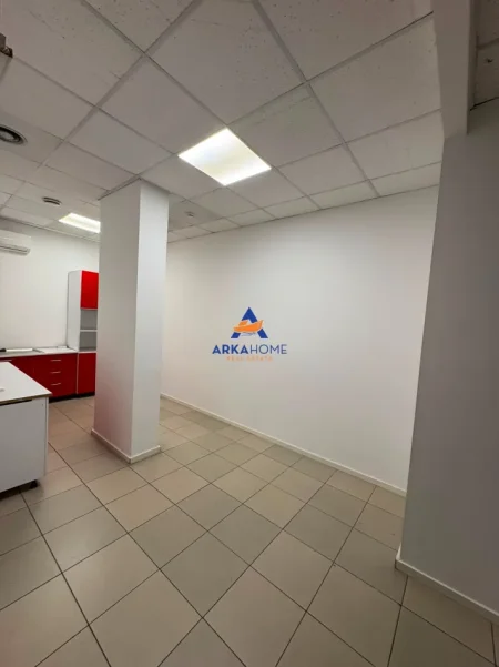 Tirane, jepet me qera ambjent biznesi Kati 1, 540 m² 7.000 € 
