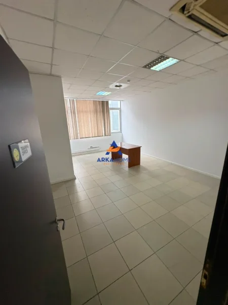 Tirane, jepet me qera ambjent biznesi Kati 1, 540 m² 7.000 € 