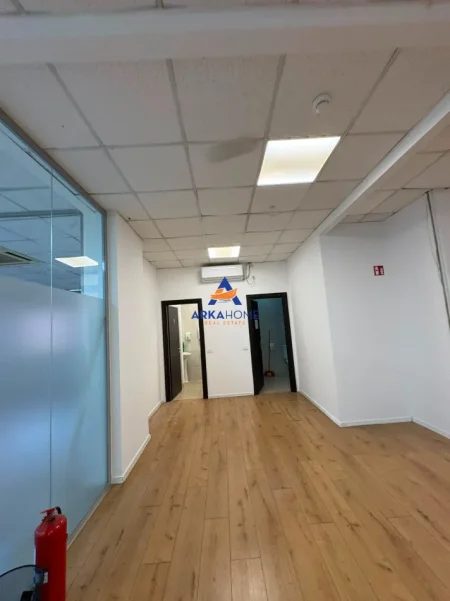 Tirane, jepet me qera ambjent biznesi Kati 1, 540 m² 7.000 € 