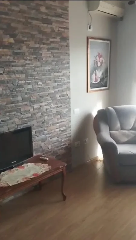 Tirane, jepet me qera apartament 1+1 Kati 5, 85 m² 500 € (Yzberisht)