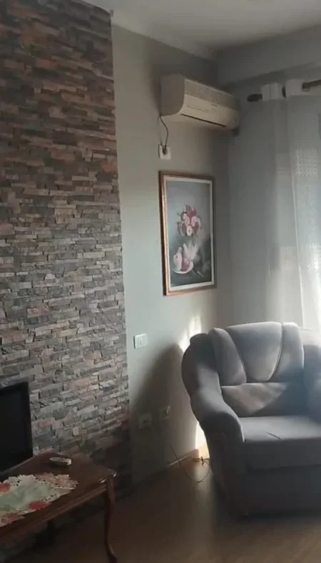 Tirane, jepet me qera apartament 1+1 Kati 5, 85 m² 500 € (Yzberisht)