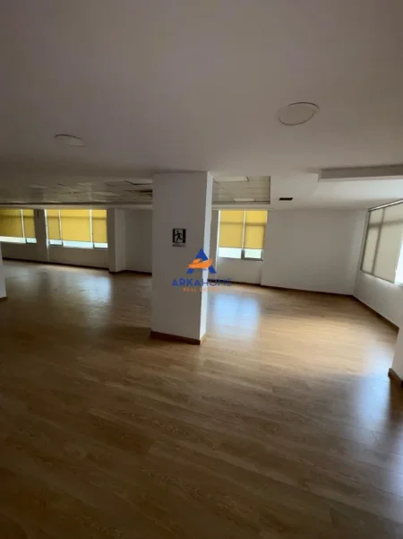 Tirane, jepet me qera ambjent biznesi Kati 3, 330 m² 4.500 € 