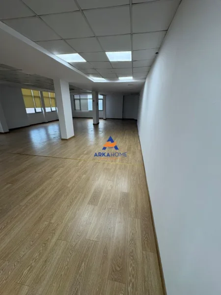 Tirane, jepet me qera ambjent biznesi Kati 3, 330 m² 4.500 € 