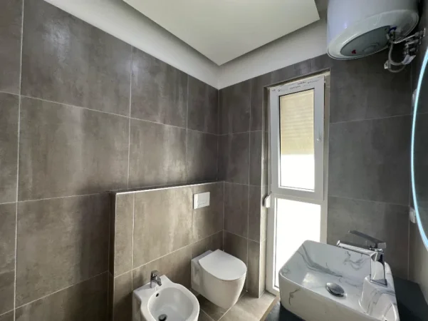 Tirane, jepet me qera apartament 2+1+Ballkon Kati 2, 108 m² 1.200 € (Liqeni Artificial)