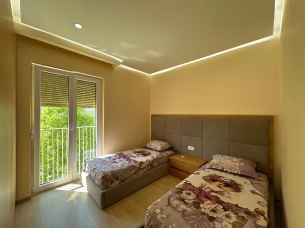 Tirane, jepet me qera apartament 2+1+Ballkon Kati 2, 108 m² 1.200 € (Liqeni Artificial)