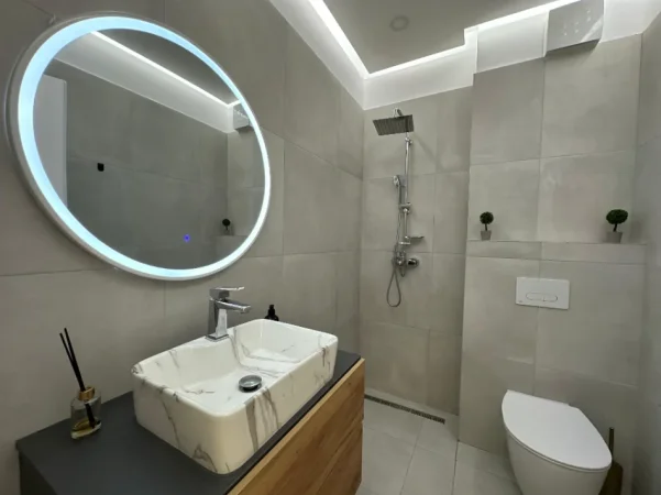 Tirane, jepet me qera apartament 2+1+Ballkon Kati 2, 108 m² 1.200 € (Liqeni Artificial)