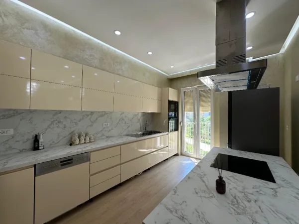 Tirane, jepet me qera apartament 2+1+Ballkon Kati 2, 108 m² 1.200 € (Liqeni Artificial)