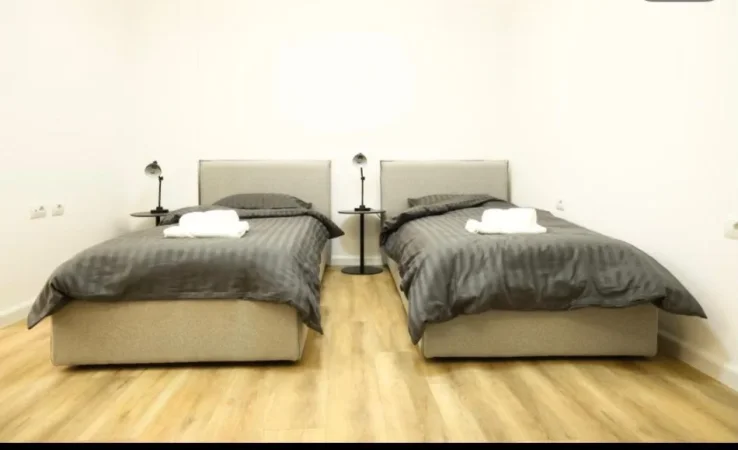 Tirane, jepet me qera 3+1 , 104 m² (kafe flora)