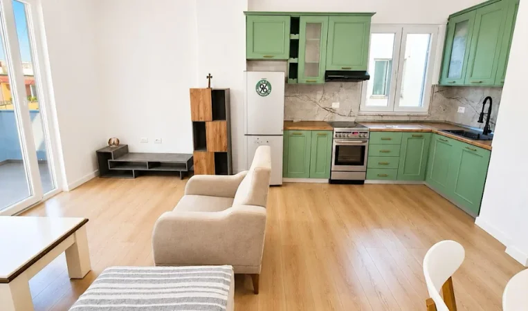 Tirane, jepet me qera 2+1 Kati 9, 105 m² 560 € 