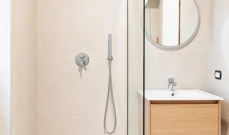 Tirane, jepet me qera 2+1 Kati 9, 105 m² 560 € 