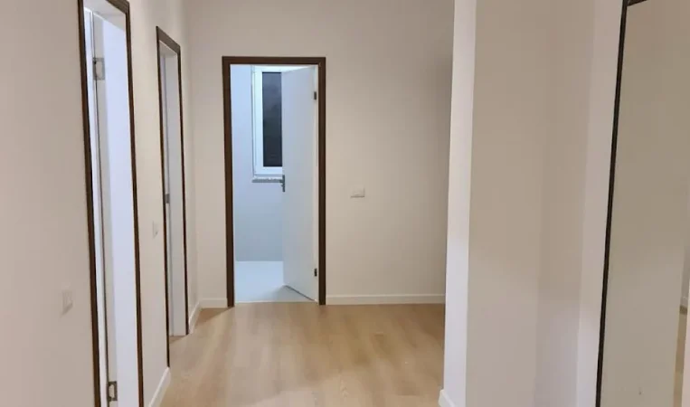 Tirane, jepet me qera 2+1 Kati 9, 105 m² 560 € 