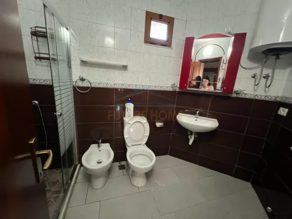 Tirane, jepet me qera apartament 3+1 Kati 5, 115 m² 800 € (Bllok)