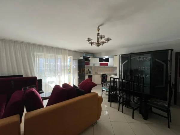 Tirane, jepet me qera apartament 3+1 Kati 5, 115 m² 800 € (Bllok)