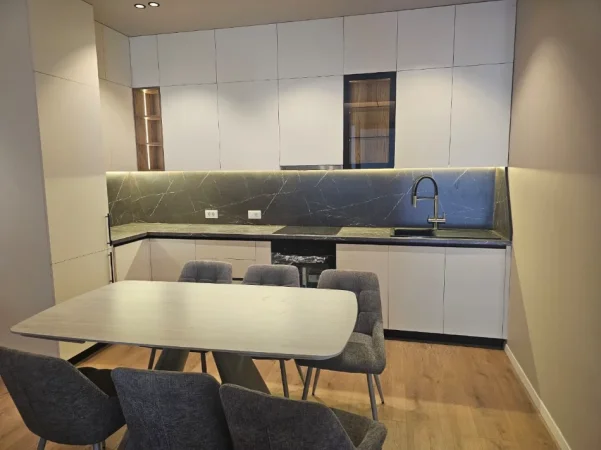 Tirane, jepet me qera apartament 2+1 , 120 m² 1.500 € (KOMPLEKSI DELIJORGJI)