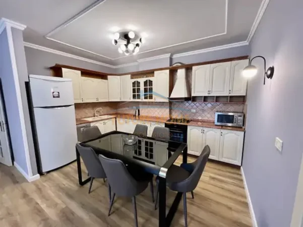 Tirane, jepet me qera apartament 2+1+2+Ballkon Kati 11, 125 m² 1.000 € (Rruga e Elbasanit)