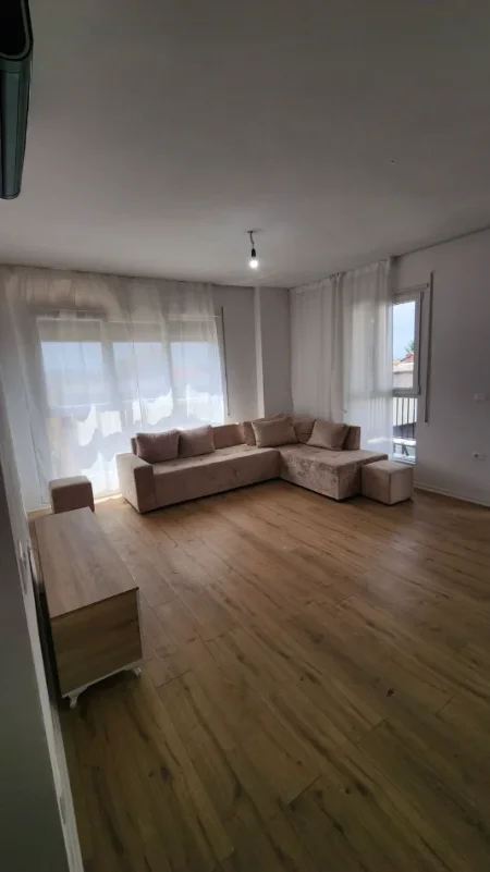 Tirane, jepet me qera apartament 2+1+Ballkon Kati 2, 100 m² 600 € (Don Bosko)
