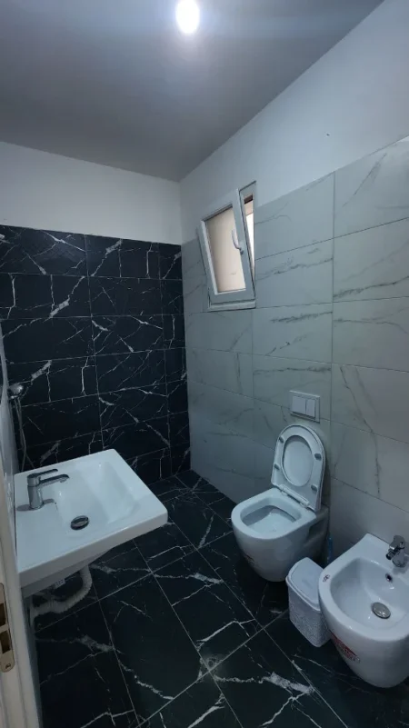 Tirane, jepet me qera apartament 2+1+Ballkon Kati 2, 100 m² 600 € (Don Bosko)
