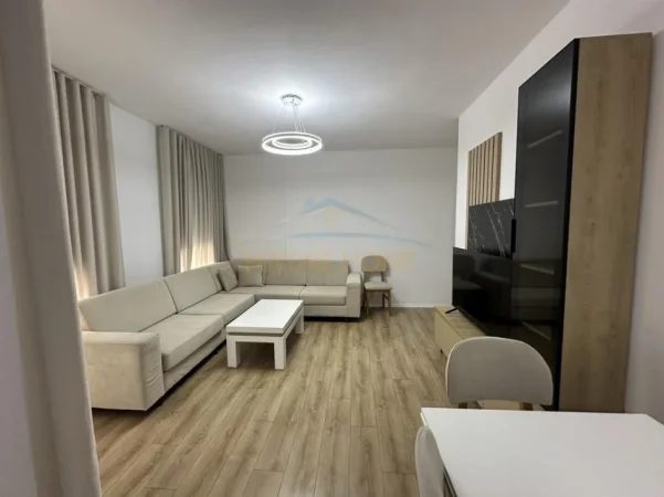 Tirane, jepet me qera apartament 2+1+Ballkon Kati 7, 109 m² 550 € (UNIVERS CITY)