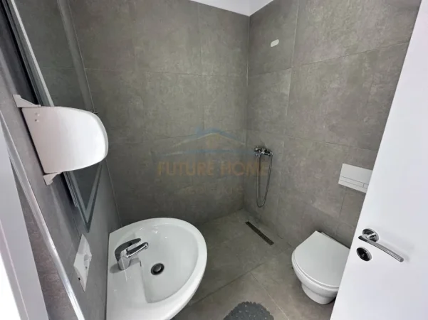 Tirane, jepet me qera apartament 2+1+Ballkon Kati 7, 109 m² 550 € (UNIVERS CITY)