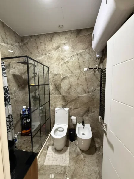 Tirane, jepet me qera apartament 2+1 Kati 1, 76 m² 650 € (Prane Fakultetit te Mjekesise)