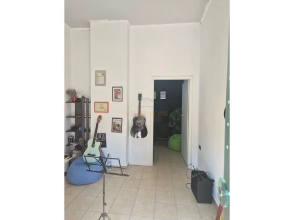 Tirane, jepet me qera ambjent biznesi Kati 0, 20 m² 300 € (RRUGA SAMI FRASHERI)
