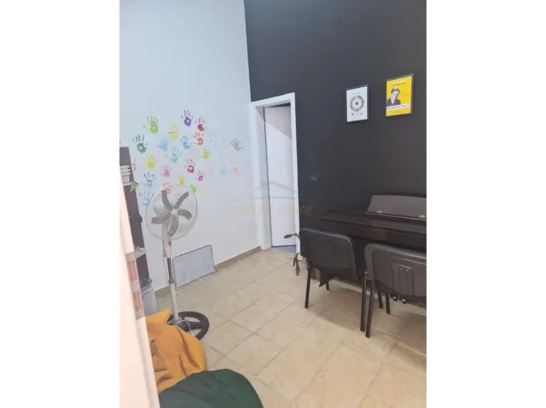 Tirane, jepet me qera ambjent biznesi Kati 0, 20 m² 300 € (RRUGA SAMI FRASHERI)
