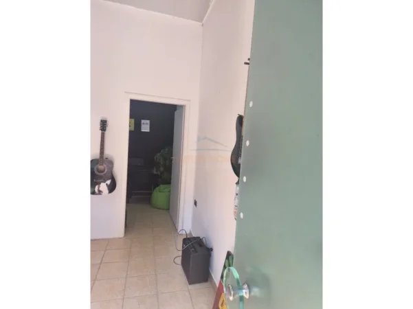 Tirane, jepet me qera ambjent biznesi Kati 0, 20 m² 300 € (Sami Frasheri)