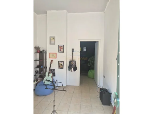 Tirane, jepet me qera ambjent biznesi Kati 0, 20 m² 300 € (Sami Frasheri)