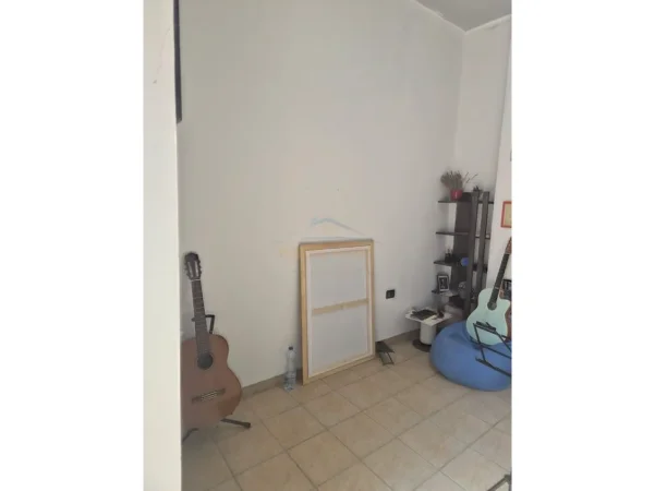 Tirane, jepet me qera ambjent biznesi Kati 0, 20 m² 300 € (Sami Frasheri)