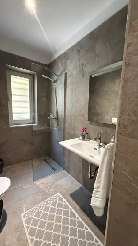 Tirane, jepet me qera apartament Kati 2, 50 m² 600 € (RRUGA E KOSOVAREVE)