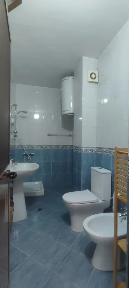 Tirane, jepet me qera apartament 2+1+Ballkon Kati 1, 75 m² 645 € (Fusha e Aviacionit)