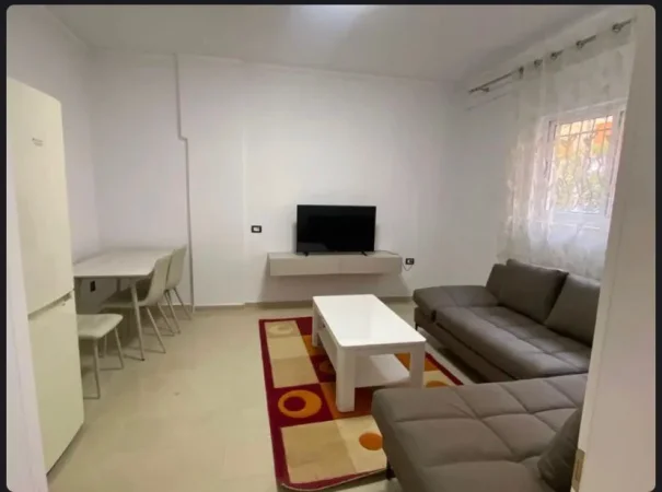 Tirane, jepet me qera apartament 1+1 Kati 1, 400 € (XHAMLLIK)