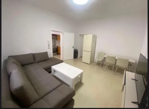 Tirane, jepet me qera apartament 1+1 Kati 1, 400 € (XHAMLLIK)