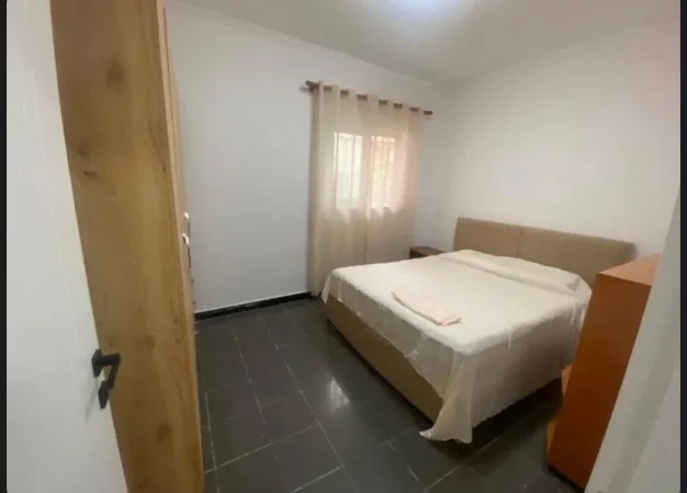 Tirane, jepet me qera apartament 1+1 Kati 1, 400 € (XHAMLLIK)