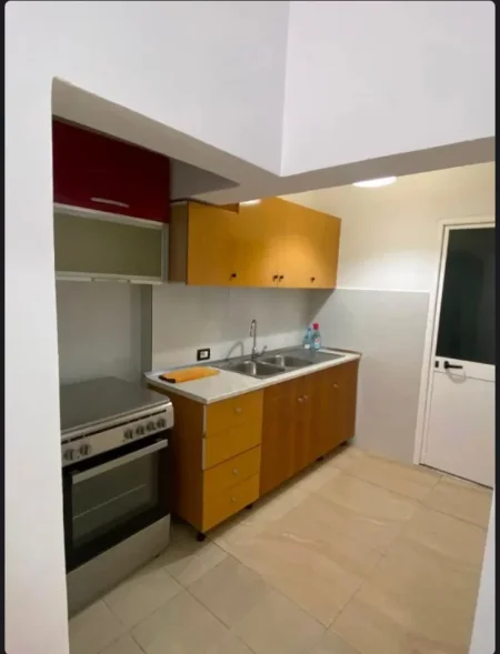 Tirane, jepet me qera apartament 1+1 Kati 1, 400 € (XHAMLLIK)