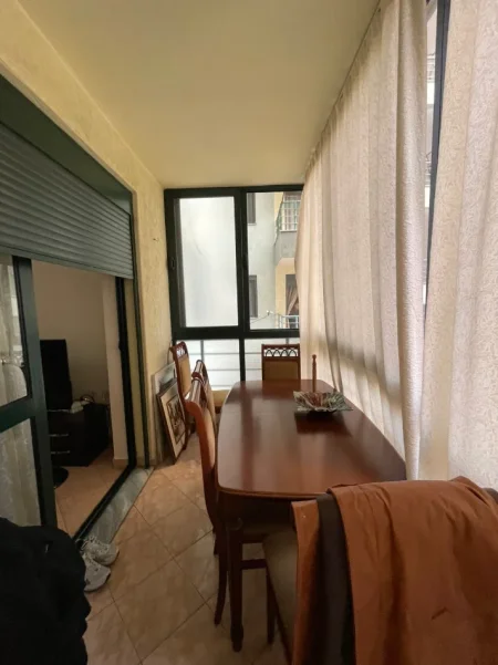 Tirane, jepet me qera apartament 2+1+2, Kati 1, 105 m² 550 € (Rruga 5 Maji)