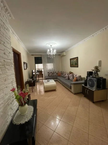 Tirane, jepet me qera apartament 2+1+2, Kati 1, 105 m² 550 € (Rruga 5 Maji)