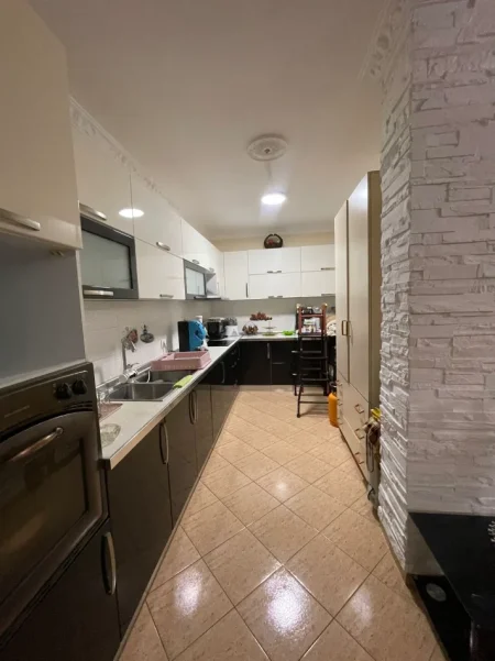 Tirane, jepet me qera apartament 2+1+2, Kati 1, 105 m² 550 € (Rruga 5 Maji)