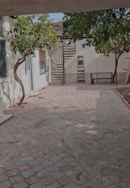 Tirane, jepet me qera shtepi 1+1 Kati 1, 60 m² 400 € (Farmacia 10)