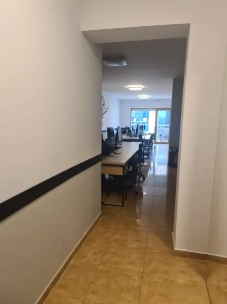 Tirane, jepet me qera zyre Kati 8, 167 m² 3.000 € (BLLOK)