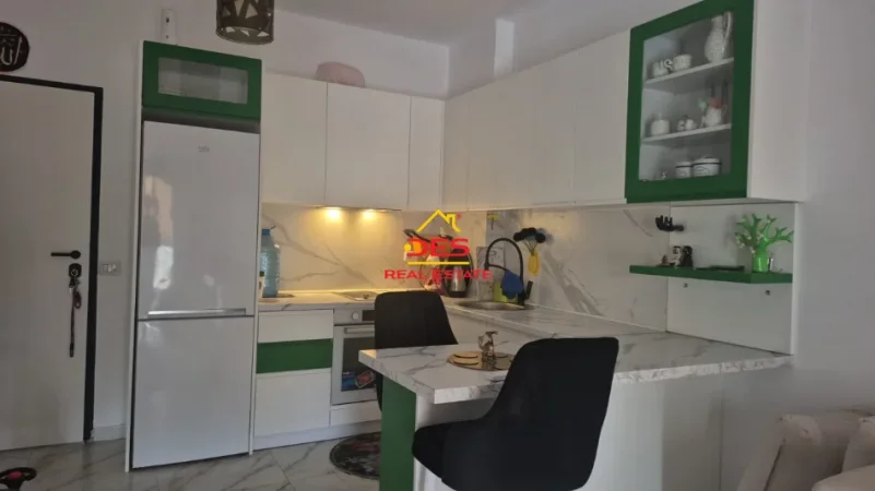 Vlore, jepet me qera apartament 1+1+Ballkon Kati 7, 70 m² 320 € (Rruga Lef Sallata)