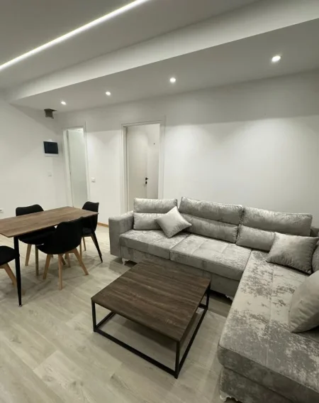 Tirane, jepet me qera apartament 1+1 , 70 m² 650 € 