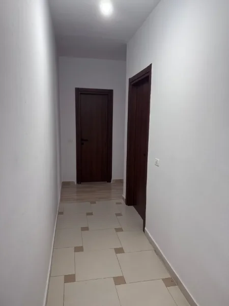 Tirane, jepet me qera apartament 2+1+Ballkon Kati 8, 100 m² 450 € (Yzberisht)