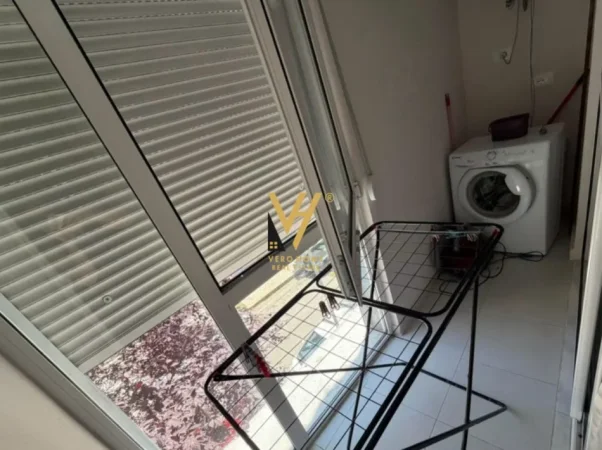 Tirane, jepet me qera apartament 2+1+Ballkon Kati 2, 67 m² 750 € (RRUGA E BARRIKADAVE)